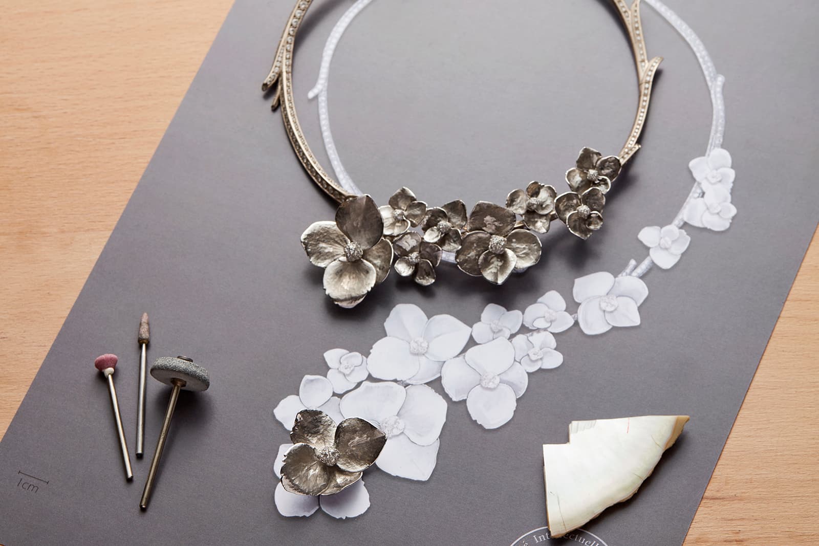 Колье-трансформер Boucheron ‘Nuage de Fleurs ‘ из коллекции High Jewellery Signature из белого золота с перламутром и бриллиантами