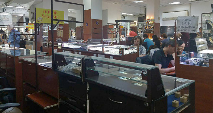 Большой зал торгового центра “Мир золота”