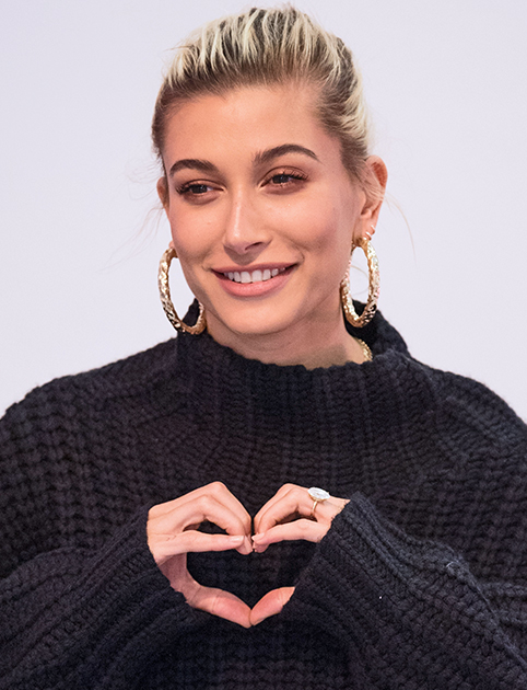 Ирина Шейк в кольце Chopard с изумрудом и бриллиантами, 2018 год