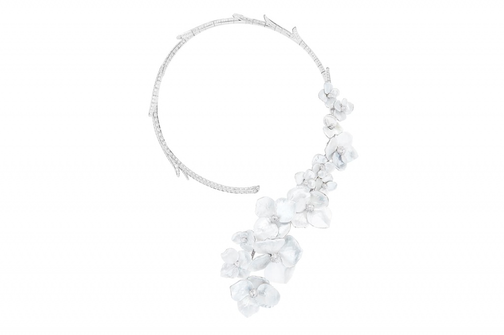 Boucheron_-_Nuage_de_Fleurs_Question_Mark_necklace_set_with_mother-of-pearl_and_diamonds.jpg Boucheron_-_Nuage_de_Fleurs_Question_Mark_necklace_set_with_mother-of-pearl_and_diamonds.jpg