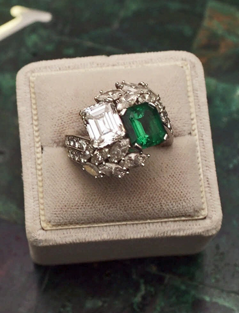 Ирина Шейк в кольце Chopard с изумрудом и бриллиантами, 2018 год