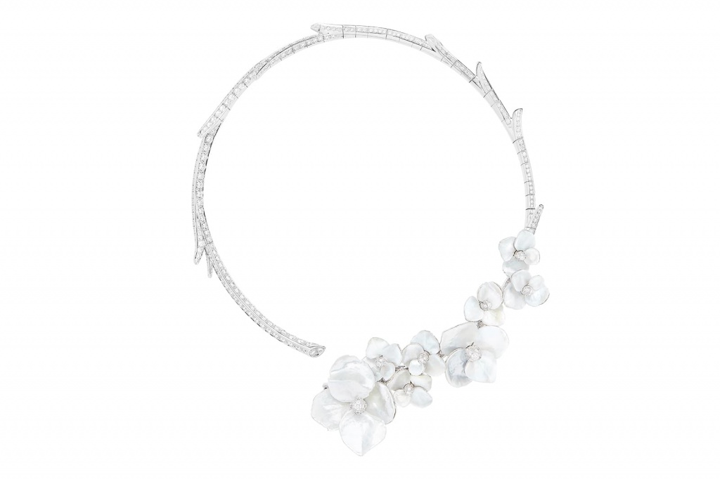 Boucheron_-_Nuage_de_Fleurs_Question_Mark_necklace_set_with_mother-of-pearl_and_diamonds__short_version_.jpg Boucheron_-_Nuage_de_Fleurs_Question_Mark_necklace_set_with_mother-of-pearl_and_diamonds__short_version_.jpg