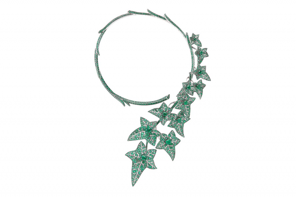 Boucheron_-_Lierre_de_Paris_Question_Mark_necklace_paved_with_emeralds.jpg Boucheron_-_Lierre_de_Paris_Question_Mark_necklace_paved_with_emeralds.jpg