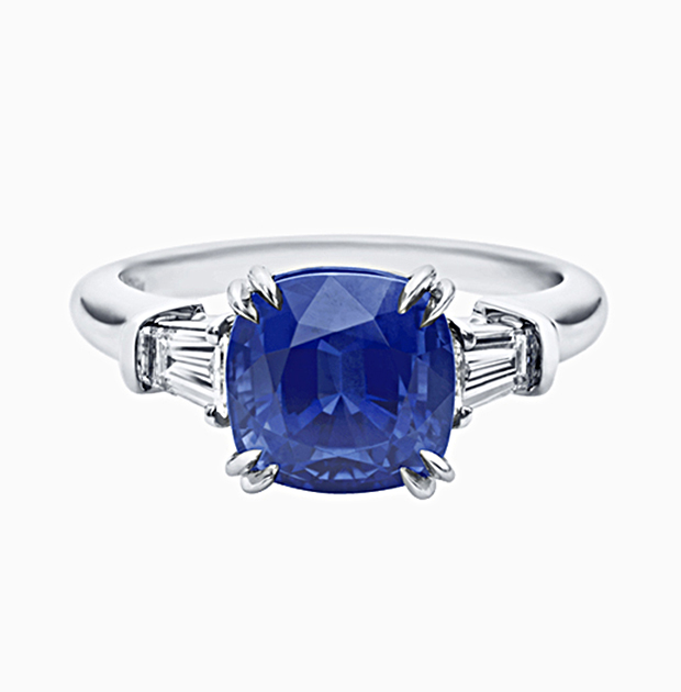 Ирина Шейк в кольце Chopard с изумрудом и бриллиантами, 2018 год