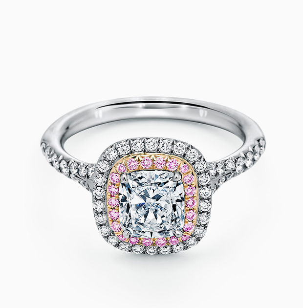 Ирина Шейк в кольце Chopard с изумрудом и бриллиантами, 2018 год