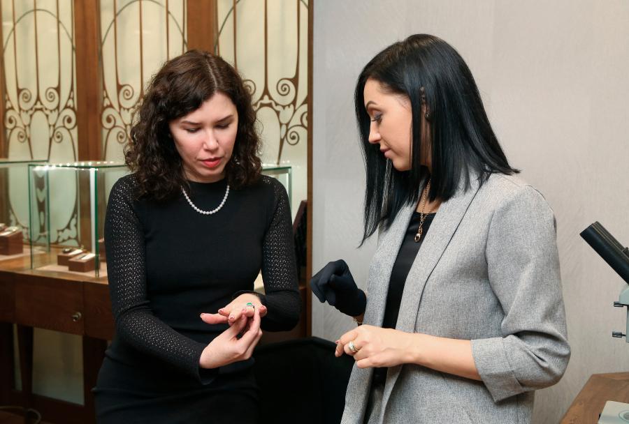 <p>Коммерческий директор SHENE ювелир Татьяна Писарева (слева) и эксперт-геммолог Ольга Задерейко (справа).<br /> Фото: Андрей Фёдоров</p> 