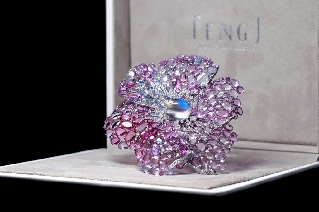 Icy_pink_dahlia_-_brooch_in_box.jpg Icy_pink_dahlia_-_brooch_in_box.jpg