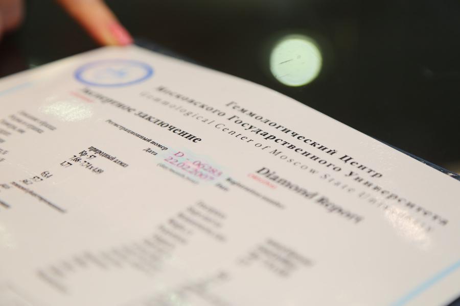 <p>Самая известная система сертификации бриллиантов – это GIA, Геммологический институт Америки.<br /> Есть также GRS – это швейцарский сертификат, не менее значимый<br /> Фото: Андрей Фёдоров</p> 