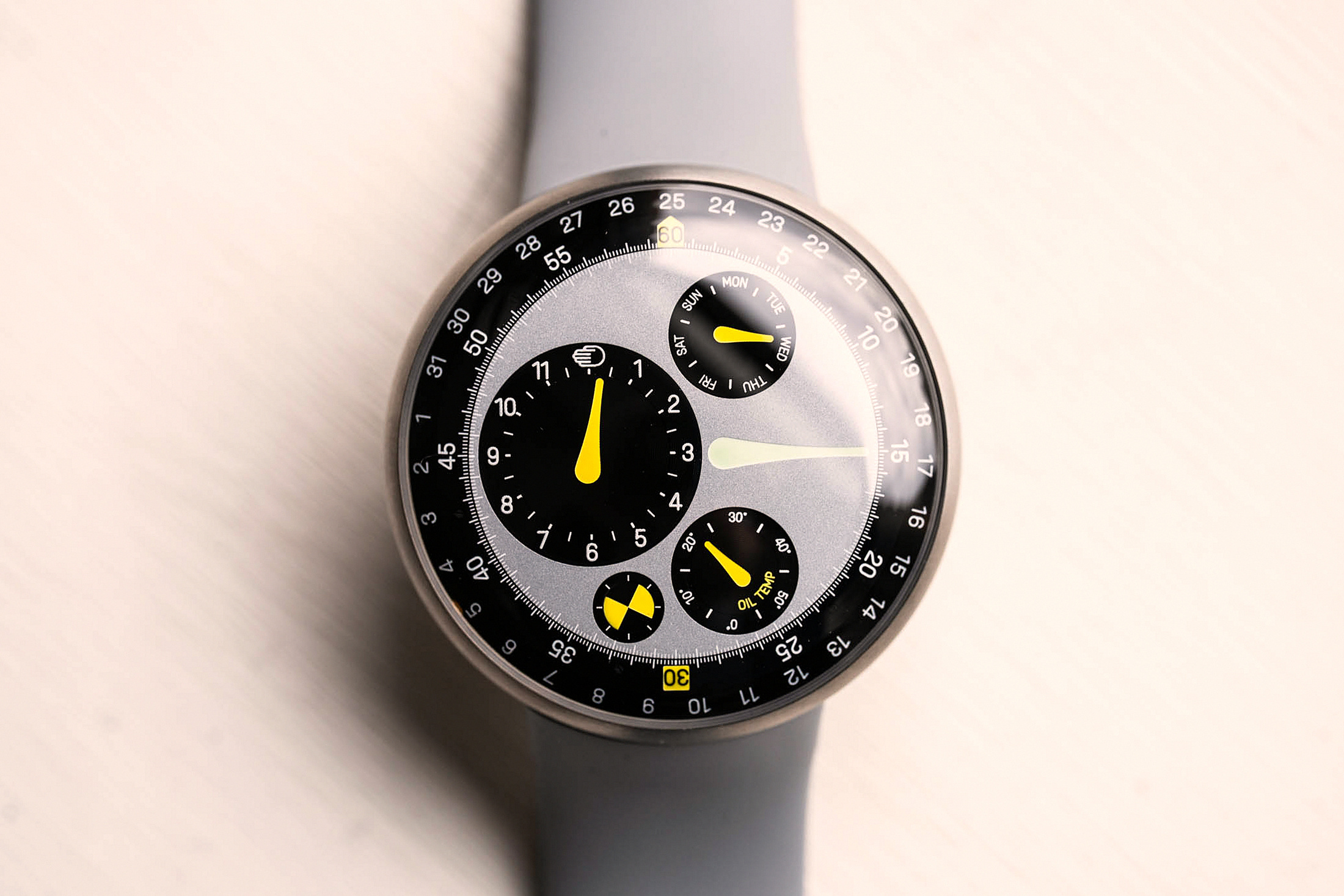 Часы Ressence Marc Newson Type 3 MN в профиль