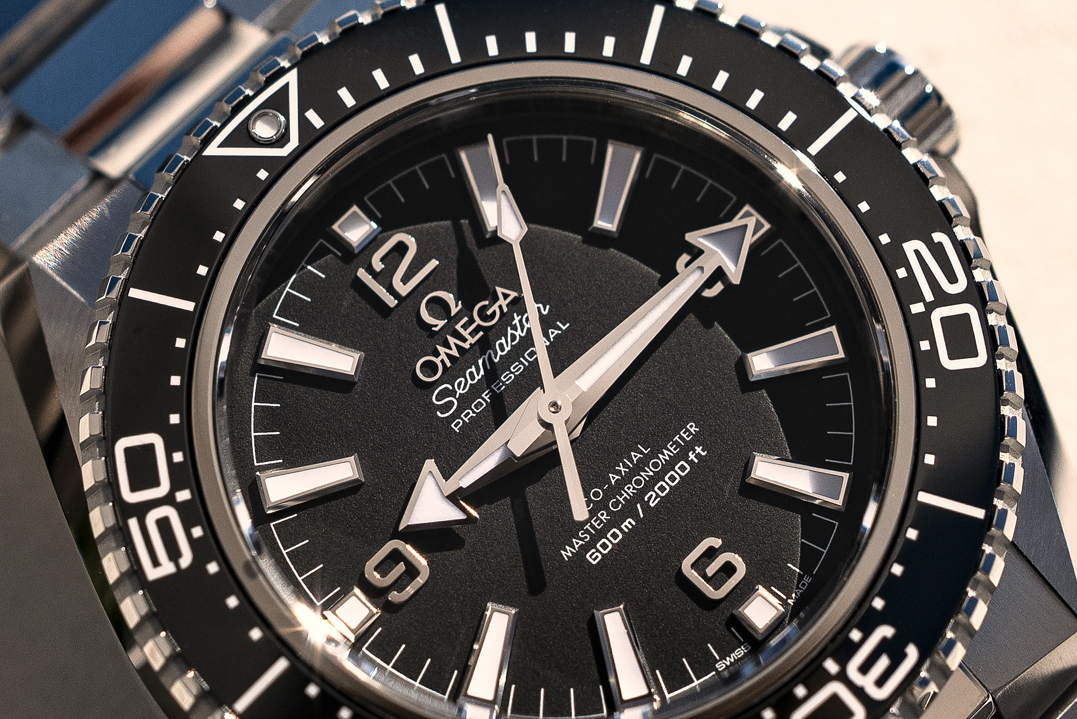 Omega Planet Ocean 2025 с оранжевыми акцентами