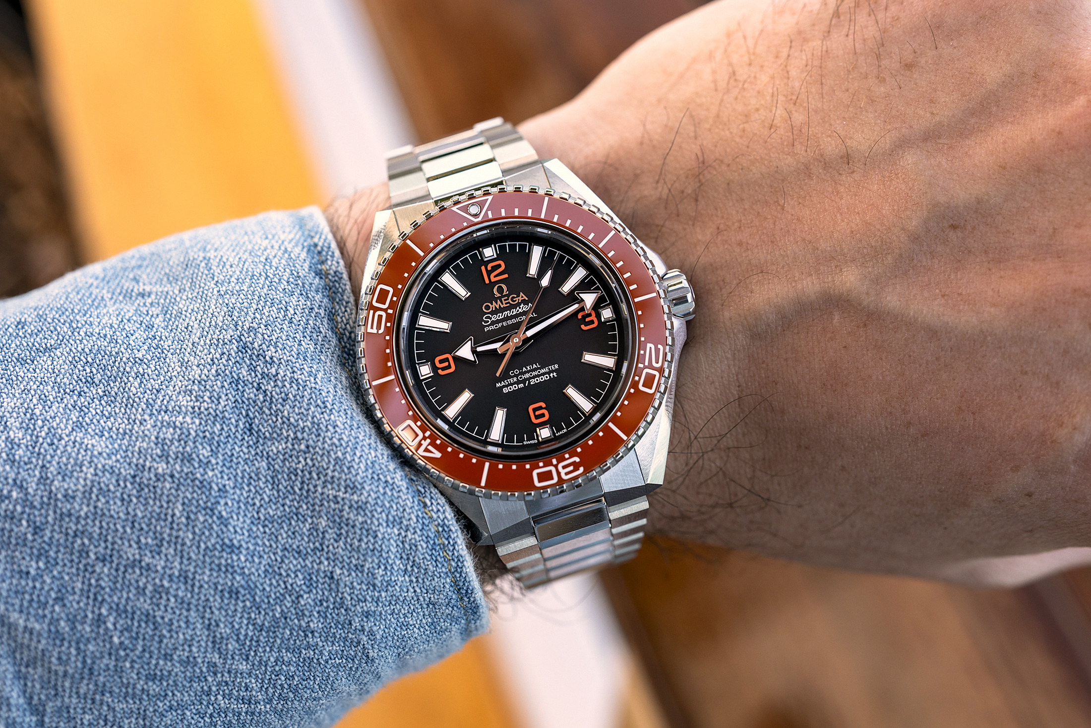 Omega Planet Ocean 2025 на браслете