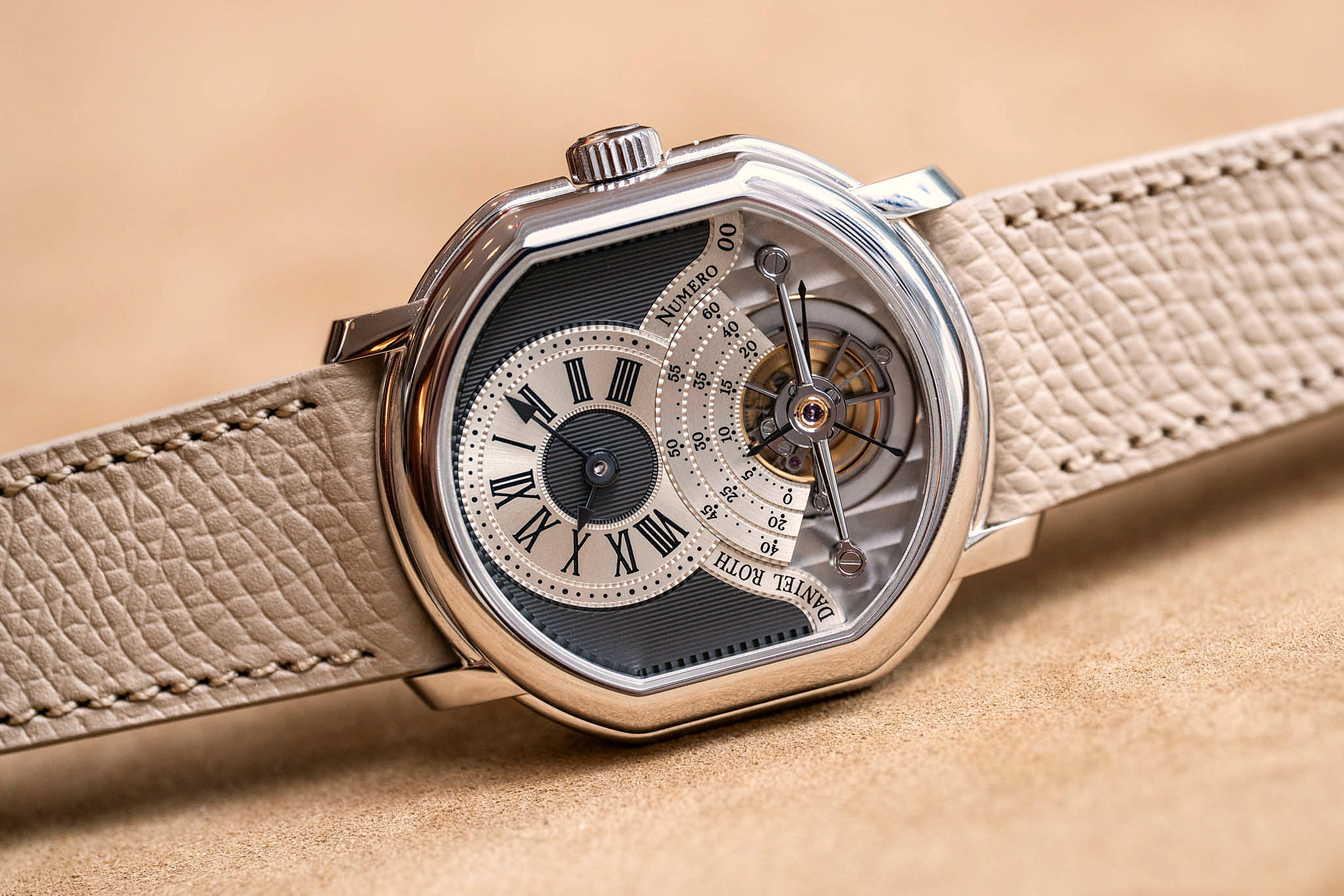 Daniel Roth Tourbillon PT лежащая вид сбоку