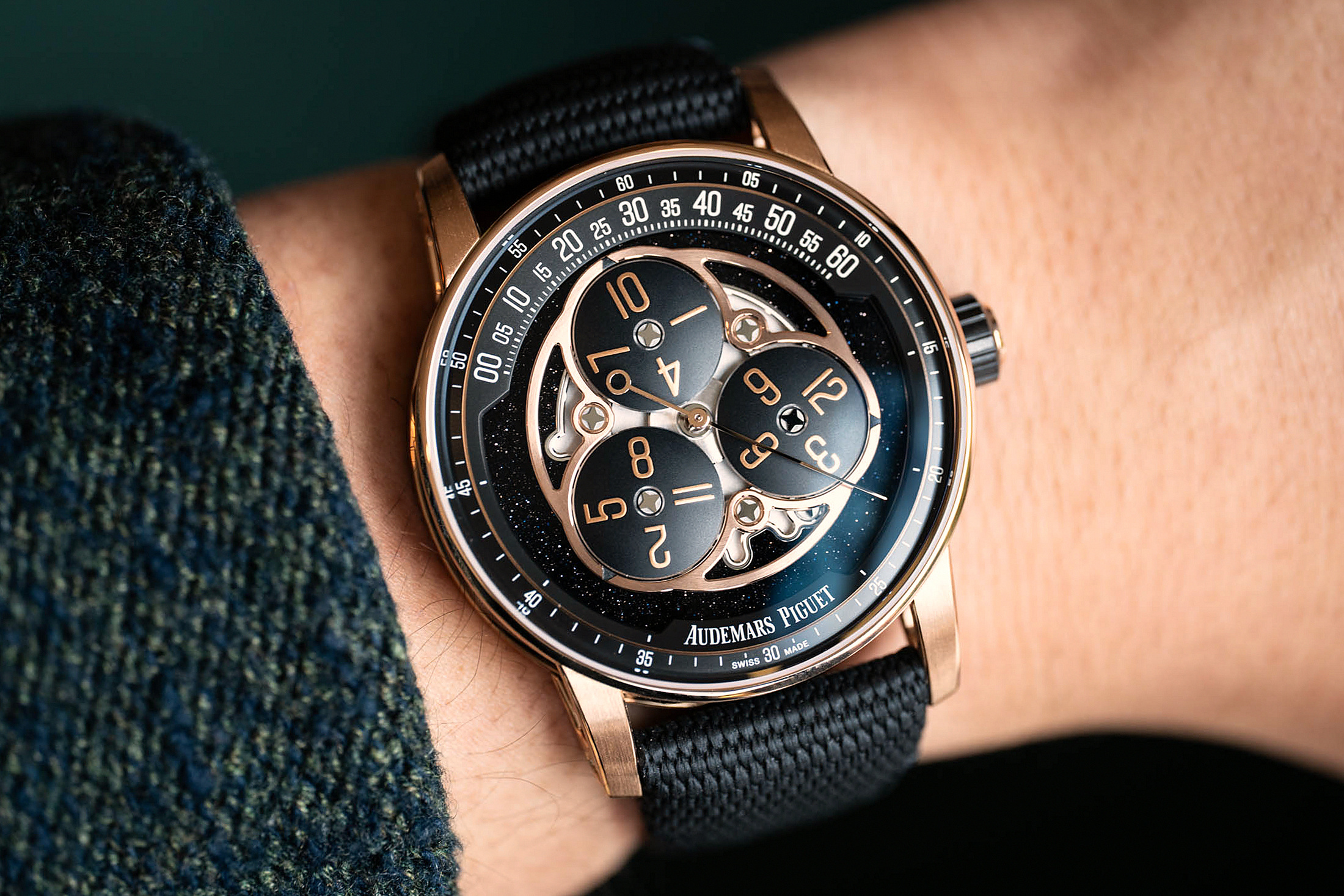Starwheel Rose Gold на запястье на тёмном фоне