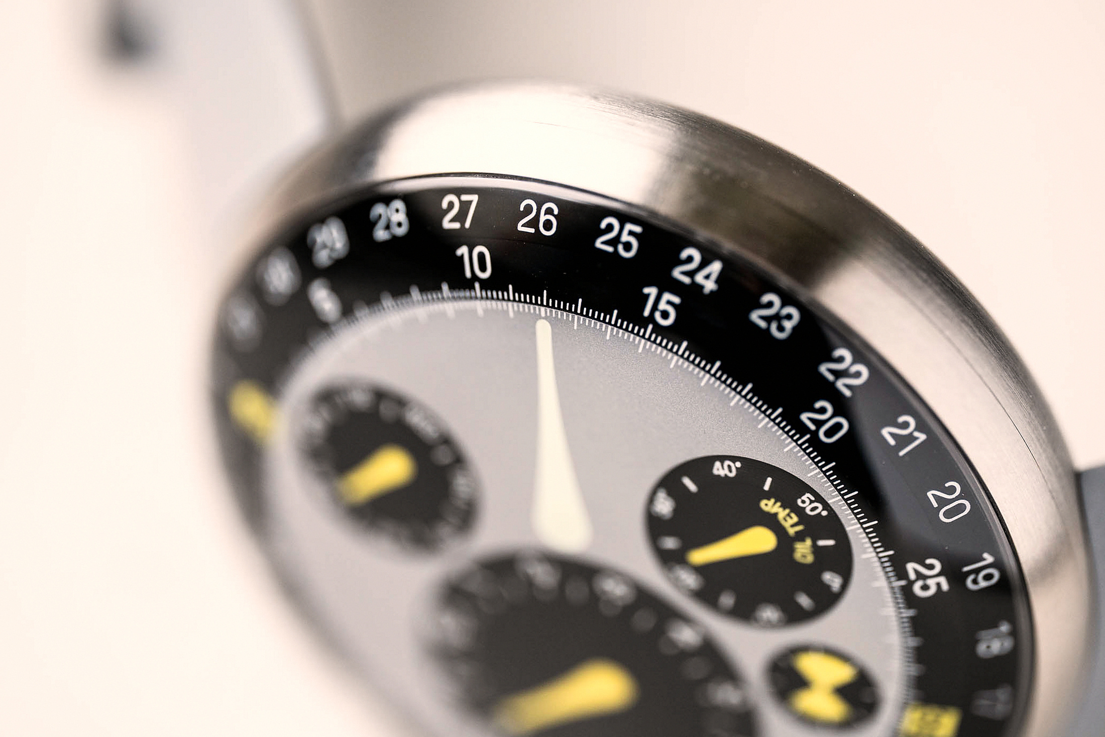 Макросъемка бокового профиля Ressence Marc Newson Type 3 MN