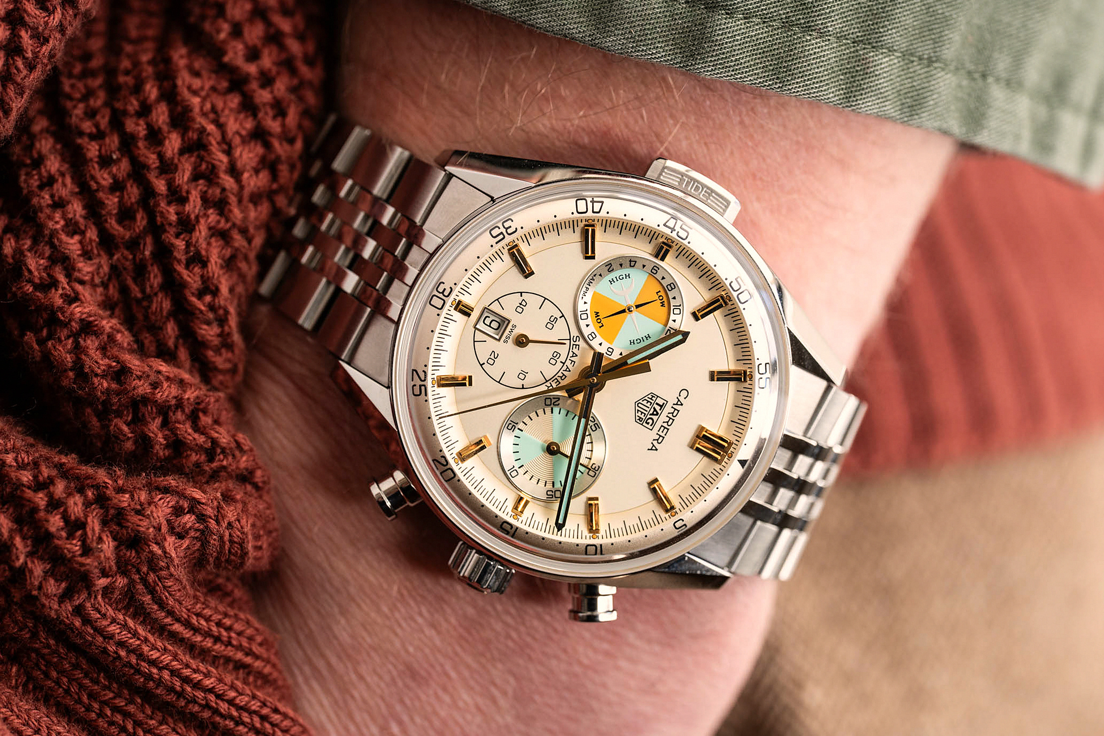 TAG Heuer Seafarer на запястье, вид сбоку